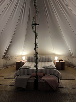 1 bedroom, travel crib, bed sheets - Luxury Bell Tents with beautiful views (Lower Boddington)