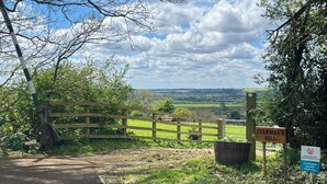 A rural entrance with a wooden gate, a sign for Coleman’s Hill, and a sign indicating a certified location for caravan and motorhome club members. - Luxury Bell Tents with beautiful views (Lower Boddington)