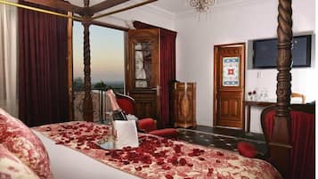 Deluxe Room, Private Bathroom, City View | 1 bedroom, in-room safe, desk, laptop workspace