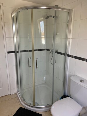 Shower, hair dryer, towels, toilet paper - Studio à la Campagne. Situé à 25 Minutes des Plages de Pénestin, Damgan (Missillac)