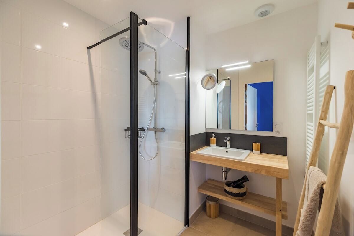 Douche, sèche-cheveux, serviettes fournies