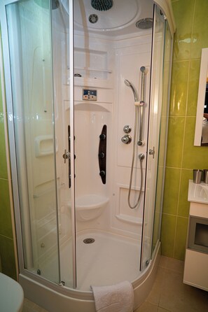 Basic Apartment, 1 Double Bed with Sofa bed | Bathroom