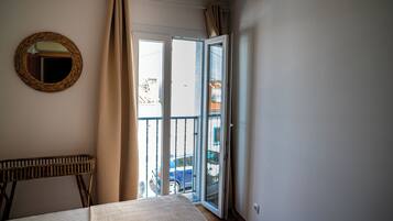 Apartemen Basic | 1 kamar tidur, setrika/meja setrika, Wi-Fi gratis, dan seprai linen