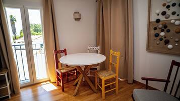 Apartemen Basic, 1 Tempat Tidur Double dengan tempat tidur Sofa | Area keluarga