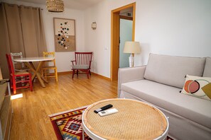 Apartemen Basic, 1 Tempat Tidur Double dengan tempat tidur Sofa | Area keluarga