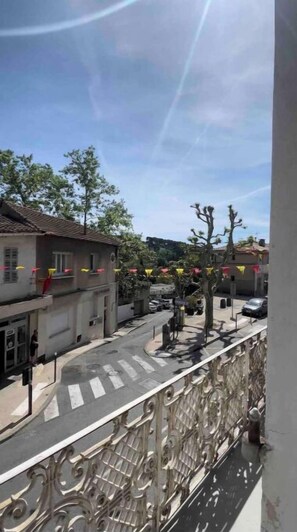 Una veduta di strada con edifici, un attraversamento pedonale e bandiere decorative.