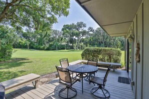 Outdoor dining - 734 Queen's Grant: Spacious 3 BR End Unit, Free Bikes, Pool, Beach Shuttle (Hilton Head Island)