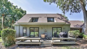 Une maison dotée d’un patio couvert, d’un coin repas et d’un barbecue.