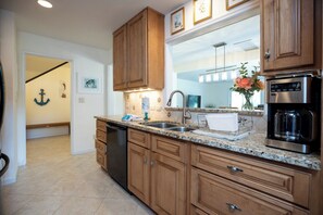 Kylskåp, mikrovågsugn, ugn och spishäll