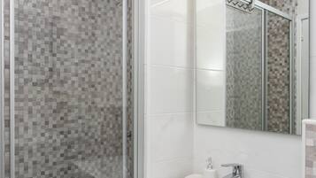 Studio (Apartment Tetepave - Studio) | Bilik Mandi | Pancuran mandi, tuala disediakan