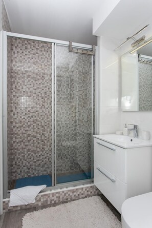 Studio (Apartment Tetepave - Studio) | Bathroom | Shower, towels - Apartment Tetepave (Dubrovnik)