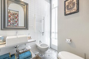 Dusche, Haartrockner, Bidet, Handtücher