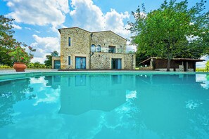 A stone building with a pool in front. - DOMAINE DE BADINE (Saint-Sulpice-et-Cameyrac)