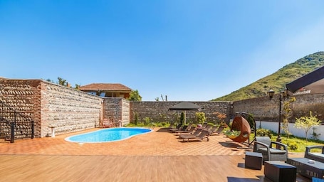 Una piscina al aire libre de temporada (de 10:00 a 20:00), sombrillas. Hotel Gino Wellness Mtskheta
