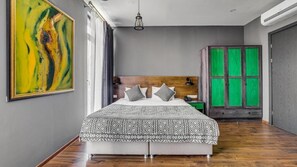 In-room safe, desk, laptop workspace, iron/ironing board - Hotel Gino Wellness Mtskheta (Mtskheta)