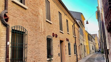 Vista frontal de la propiedad