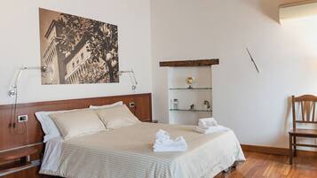 Premium-Zimmer, Terrasse, Blick auf den Innenhof | Bettwäsche aus ägyptischer Baumwolle, hochwertige Bettwaren