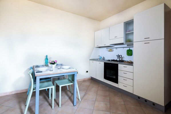 Fridge, oven, stovetop, coffee/tea maker - Residence I Mirti n. 25 (Santa Teresa di Gallura)