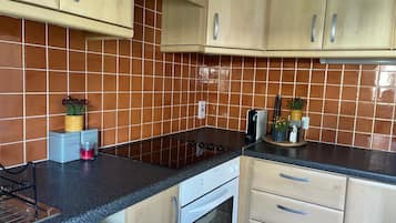 Fridge, microwave, oven, coffee/tea maker