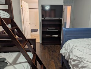 3 chambres, fer et planche à repasser, Wi-Fi, draps fournis
