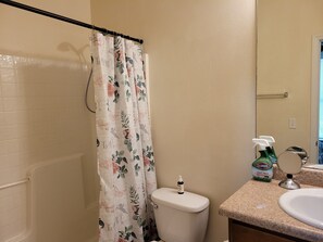 Hair dryer, towels, soap, shampoo - Home (3B/3B): Economical Apt, 7 mins to FSU (206) (Tallahassee)