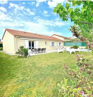 Outdoor dining - La Balnéaire Maison de Standing Tout Confort (Boisseuil)