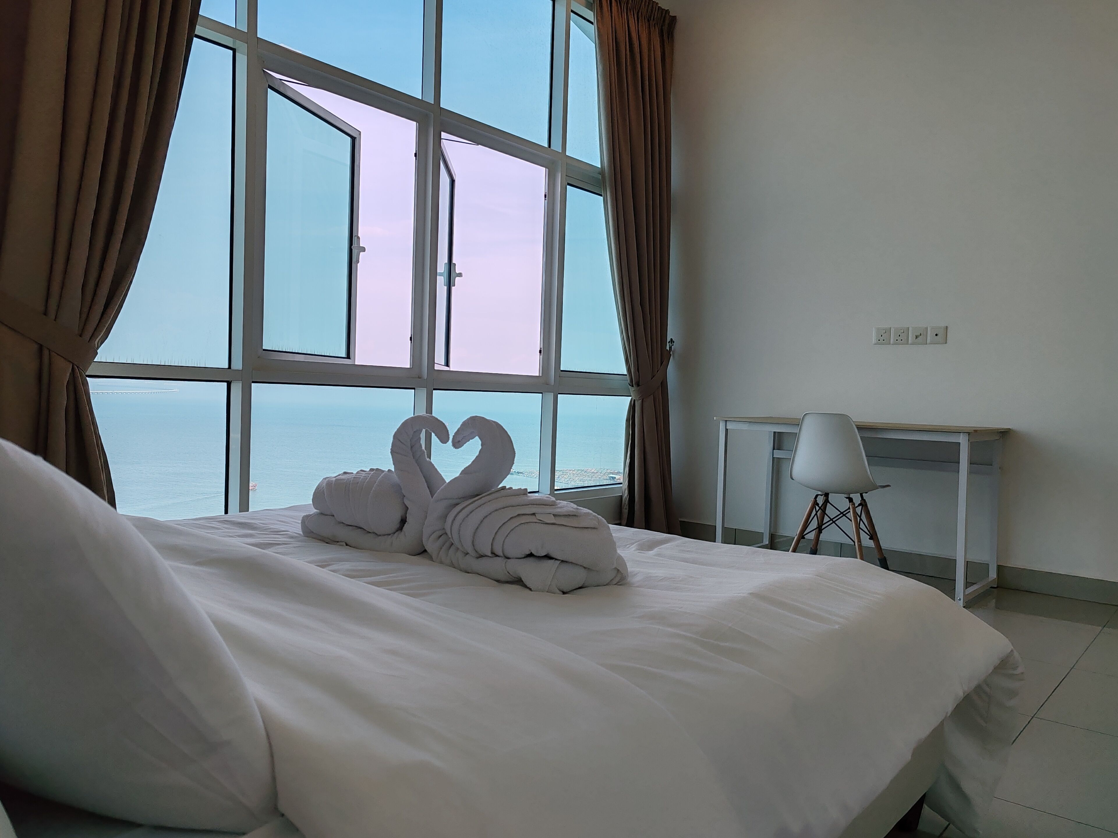 3 chambres, fer et planche à repasser, Wi-Fi, draps fournis