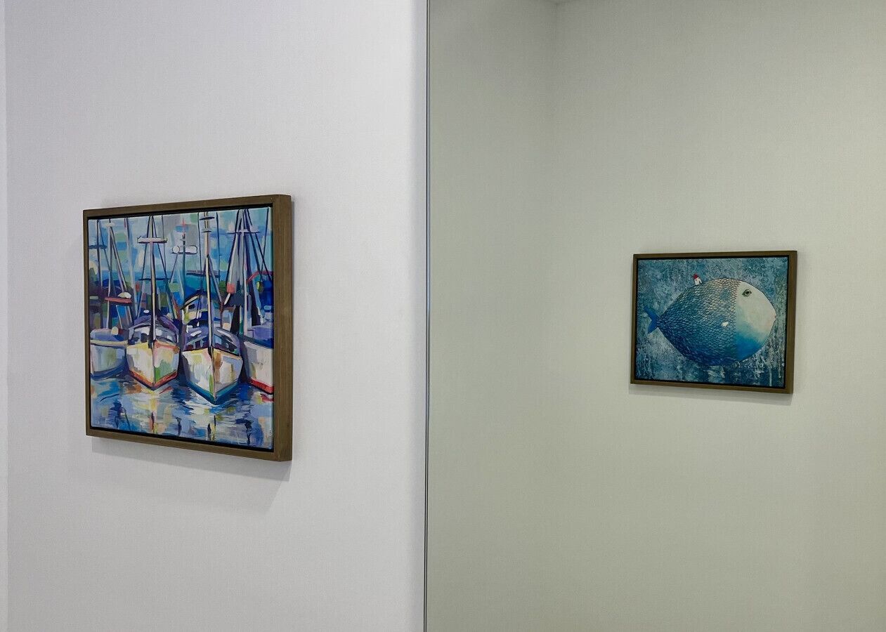 Deux tableaux encadrés sont accrochés au mur.