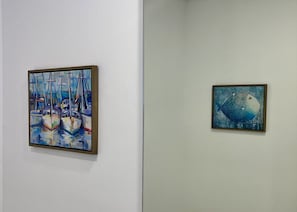 Deux tableaux encadrés sont accrochés au mur.