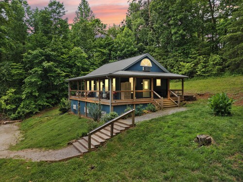 Robins Nest nestled on Nolin Lake! Boat parking onsite & close to the boat ramp!