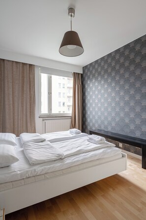 Apartamento família, sacada, vista para o pátio | 3 quartos, roupas de cama premium, individualmente decorados