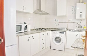 Kühlschrank, Mikrowelle, Ofen, Wasserkocher mit Kaffee-/Teezubehör