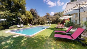 Seasonal outdoor pool, open 9:30 AM to 7:30 PM, pool umbrellas - Le Prieuré la Madelène (Malaucene)