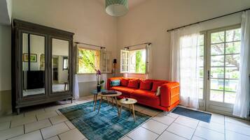 Comfort Apartment, 1 King Bed, Patio, Pool View | Hypo-allergenic bedding, blackout curtains, soundproofing, free WiFi