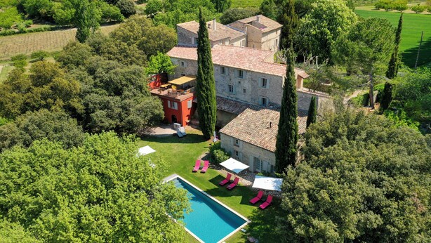 An aerial view of a property with a swimming pool, multiple buildings, and surrounding greenery. - Le Prieuré la Madelène (Malaucene)