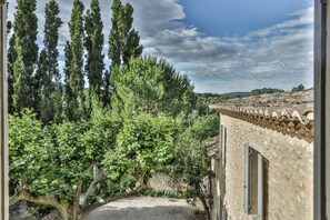 Deluxe Double Room, 1 King Bed, Hill View | Courtyard view - Le Prieuré la Madelène (Malaucene)