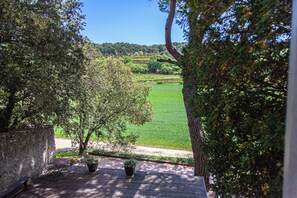 Dobbeltrom – classic, 1 queensize-seng, hageutsikt | Allergitestet sengetøy, blendingsgardiner og lydisolert