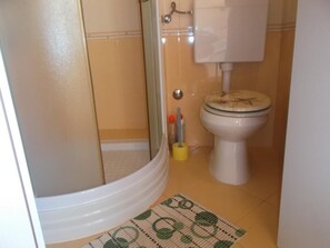 Appartement (One Bedroom Apartment with Terrace an) | Salle de bain | Douche, serviettes fournies
