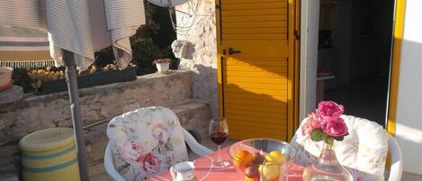 Apartment (One Bedroom Apartment with Sea View a) | Terrace/patio