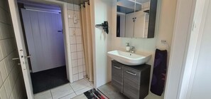 Dusj, hårføner, håndklær og såpe