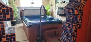 Indoor spa tub - Suite jacuzzi et sauna privatifs (Volmerange-les-Mines)