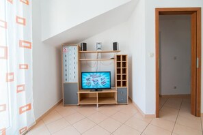 Appartement (Apartments Batinic - Two Bedroom Apar) | Salle de séjour | Télévision à écran plat de 32 pouces avec chaînes par câble