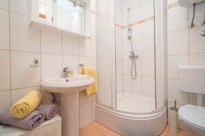 Apartment (Apartments Batinic - Two Bedroom Apar) | Bathroom | Shower, towels