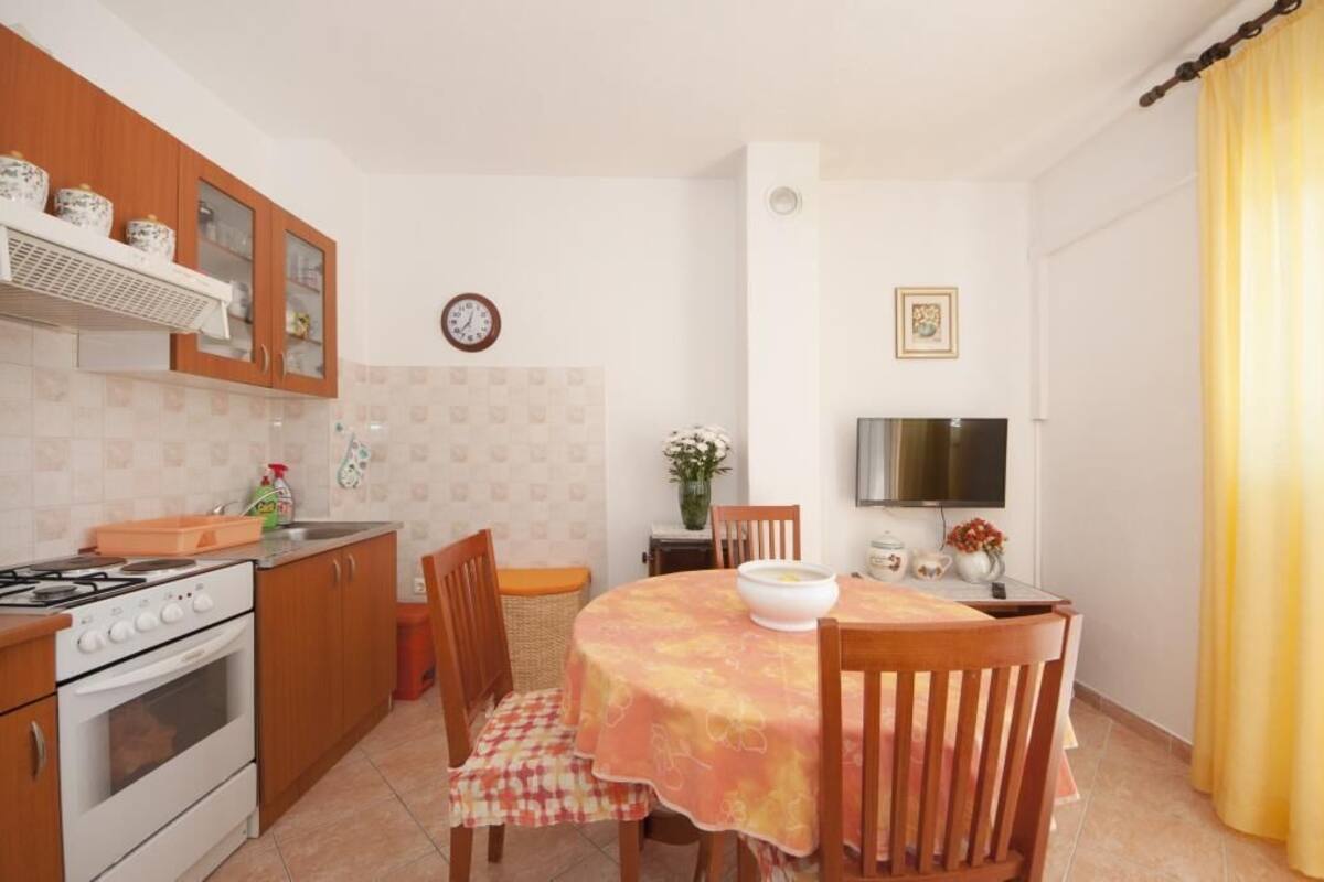 Apartment (Apartments Mira - One Bedroom Apartme) | Dining room