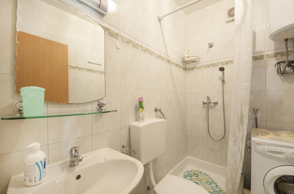 Appartamento (Apartments Mira -One Bedroom Apartmen) | Bagno | Doccia, asciugamani