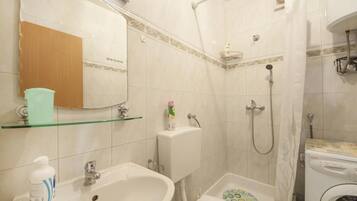 Appartamento (Apartments Mira -One Bedroom Apartmen) | Bagno | Doccia, asciugamani