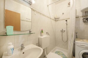 Apartment (Apartments Mira -One Bedroom Apartmen) | Bathroom - Apartments Mira (Supetar)