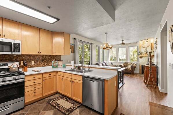 Køleskab, mikrobølgeovn, ovn, kogeplade