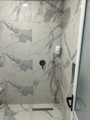 Secador de pelo, toallas, jabón y papel higiénico