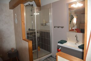 Dusj, hårføner, håndklær og såpe